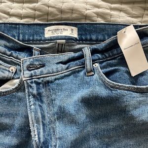 A&F Curve Love Straight Leg Jeans - NWT, size 29